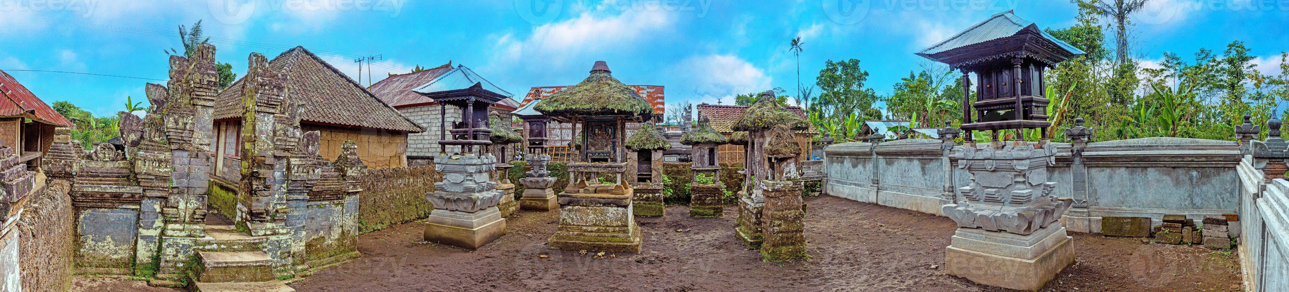 vista panorámica de un típico cementerio hindú en la isla indonesia de bali foto