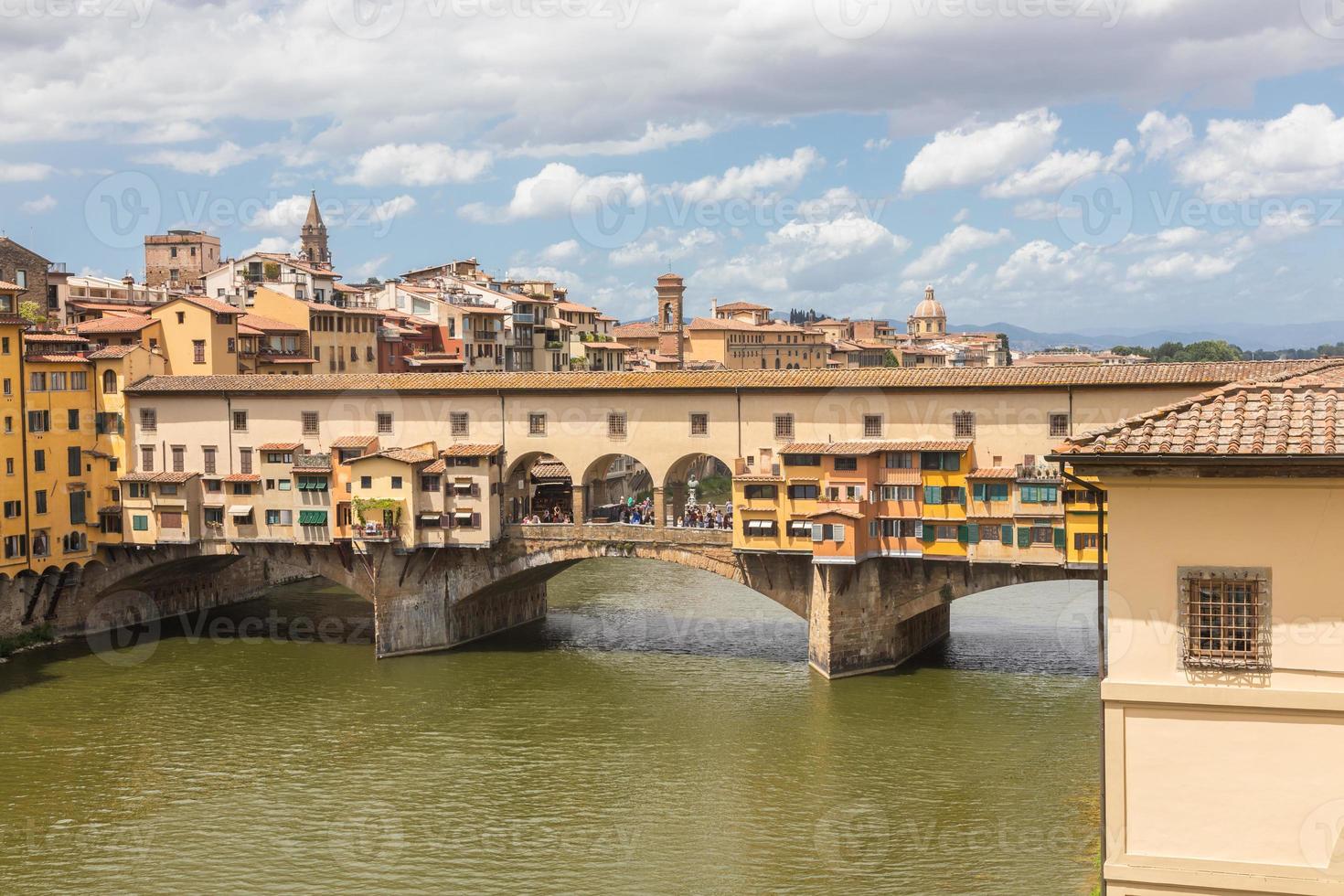 florencia, italia - paisaje de la ciudad con puente viejo - ponte vecchio. foto