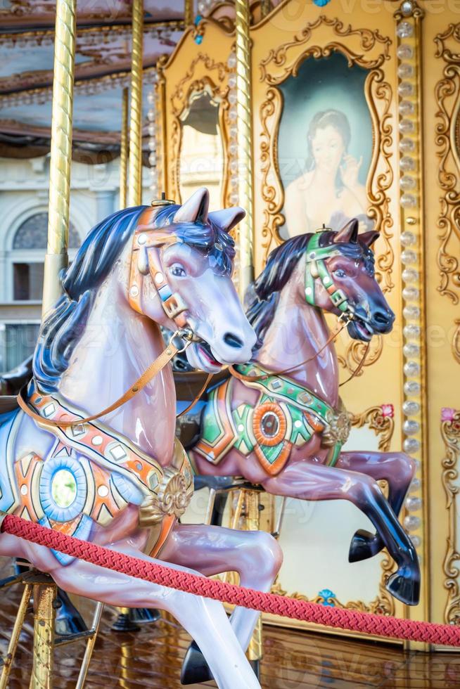 florencia, italia - caballo de carrusel vintage - atracción antigua. foto