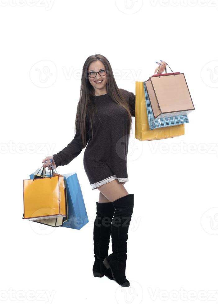 retrato de cuerpo completo de mujer feliz con bolsa de compras en el fondo de estudio aislado. foto