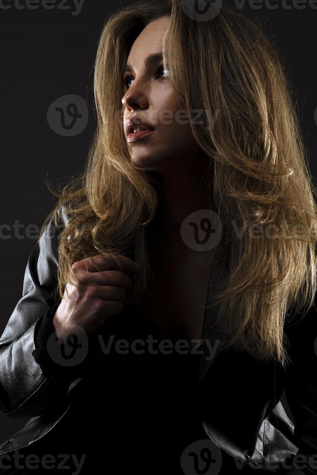 retrato de joven hermosa mujer feliz de moda sobre fondo negro foto