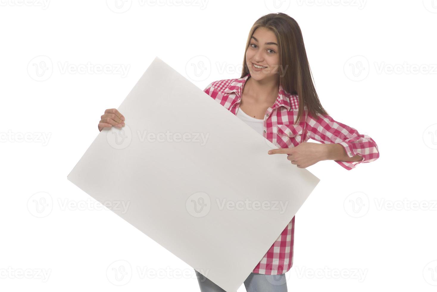 joven mujer sonriente sosteniendo una hoja de papel en blanco para publicidad foto