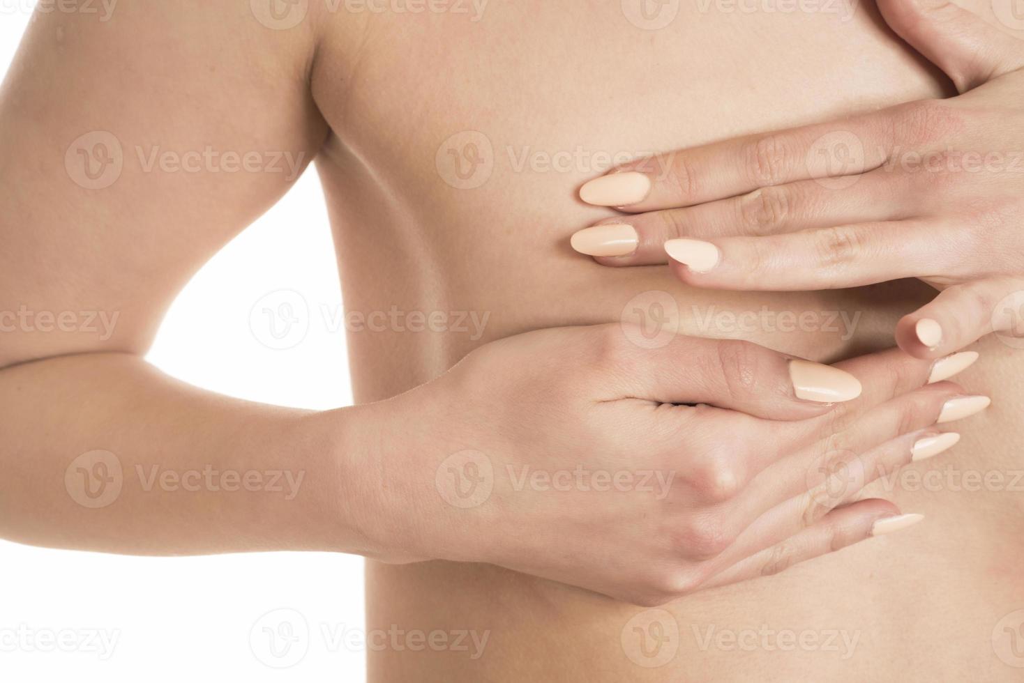 mujer haciendo autoexamen de mama bse. revisando cambios en los senos, posibles bultos, distorsiones o hinchazón. conciencia del cáncer de mama. foto
