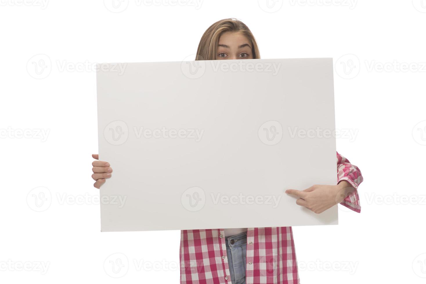 joven mujer sonriente sosteniendo una hoja de papel en blanco para publicidad foto