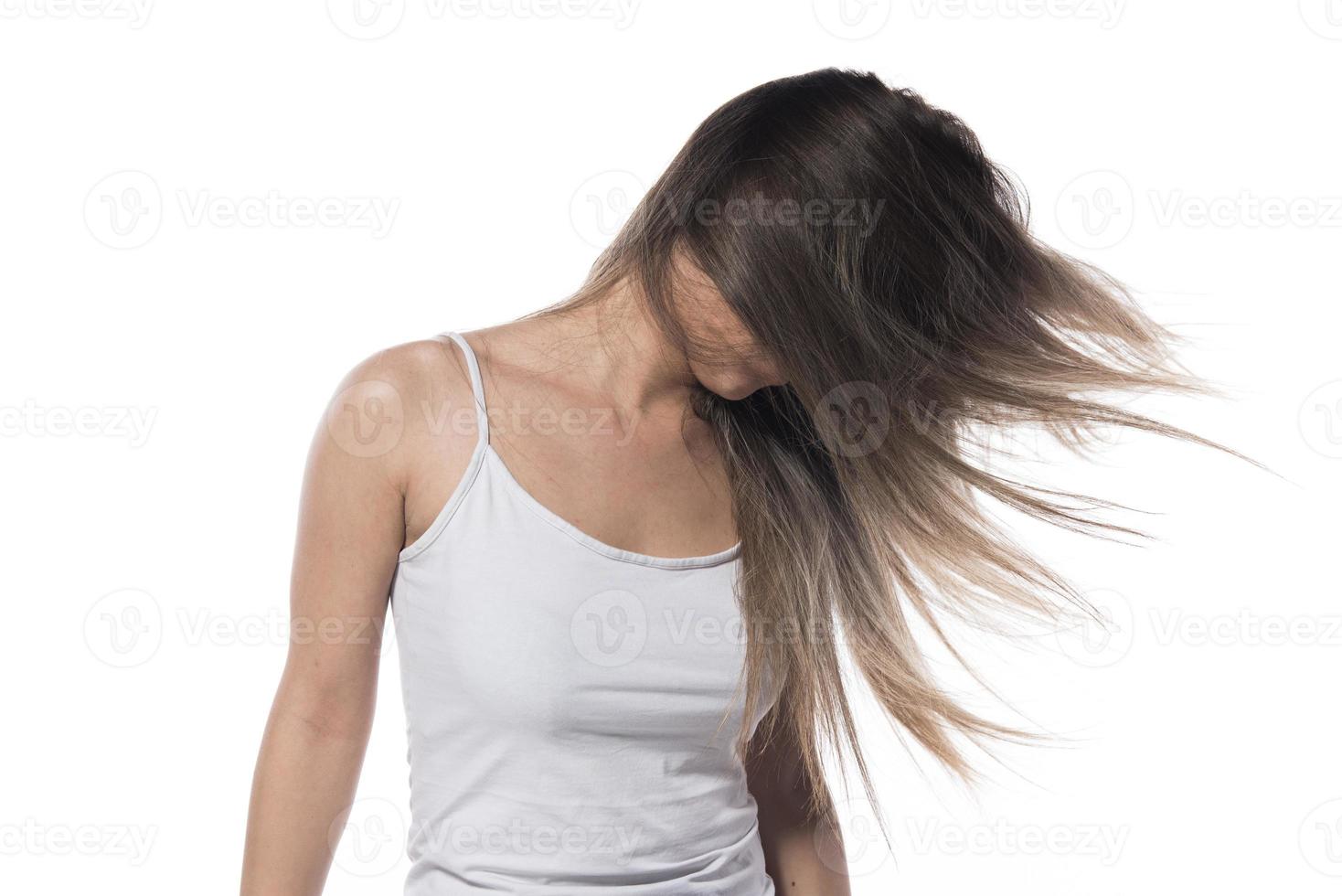 retrato de la joven con el pelo volador. aislado foto