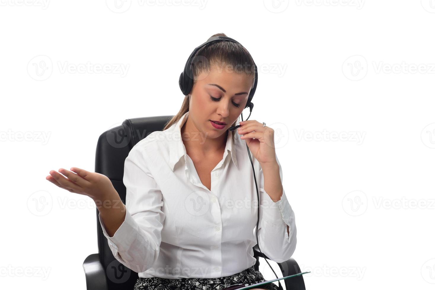 asistente personal en el negocio. trabajador de la línea de ayuda caliente. operadora de call center con auriculares en camisa blanca foto