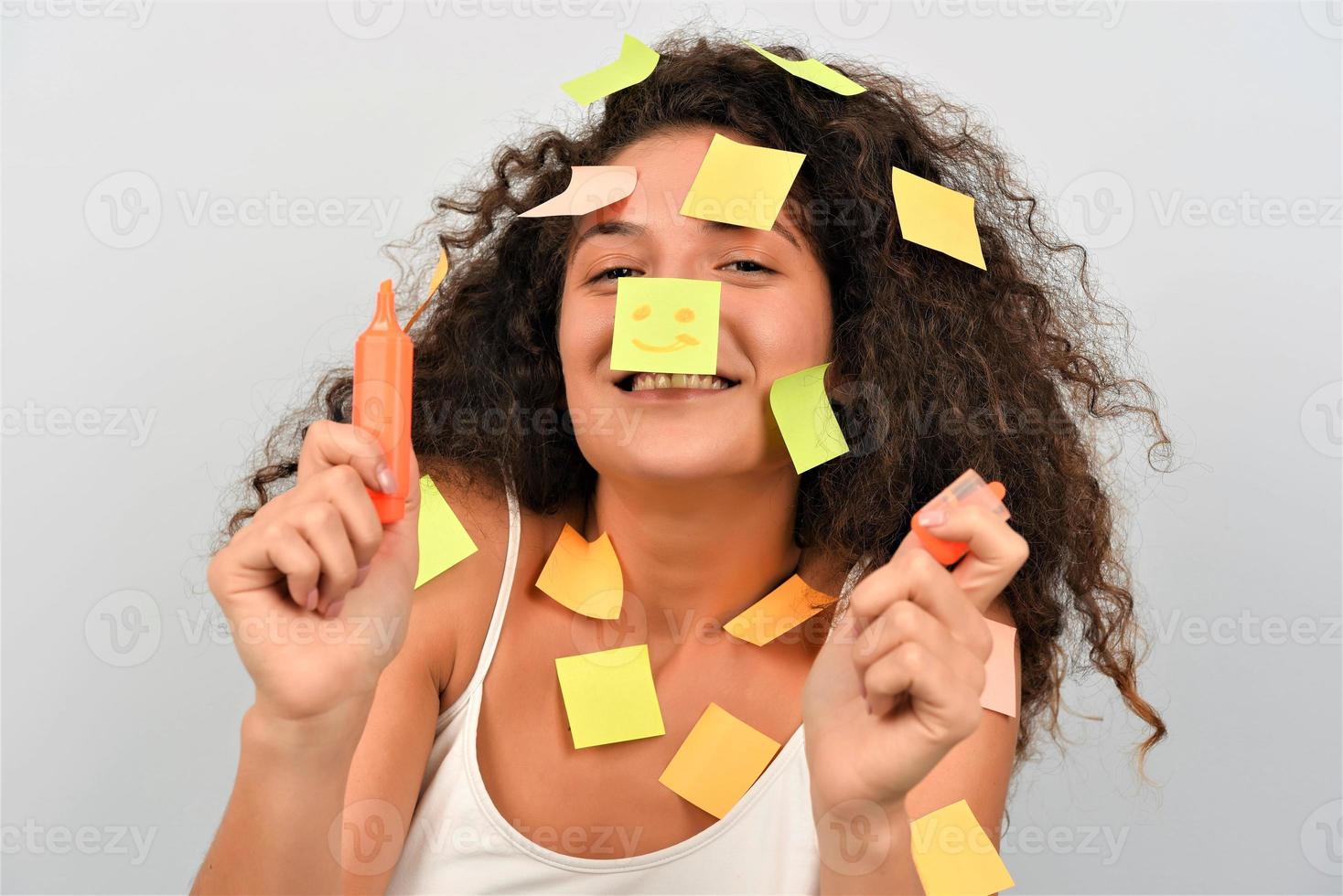 mujer con post it foto