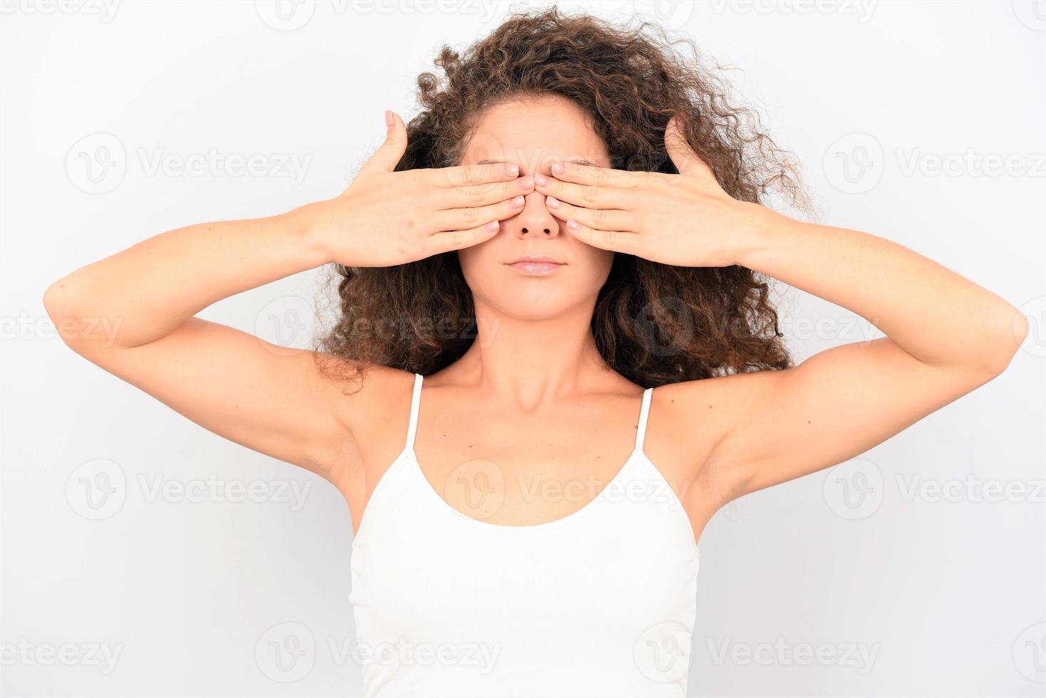 foto de una joven asombrada conmocionada asustada asustada manos cubiertas cara ojo mirada