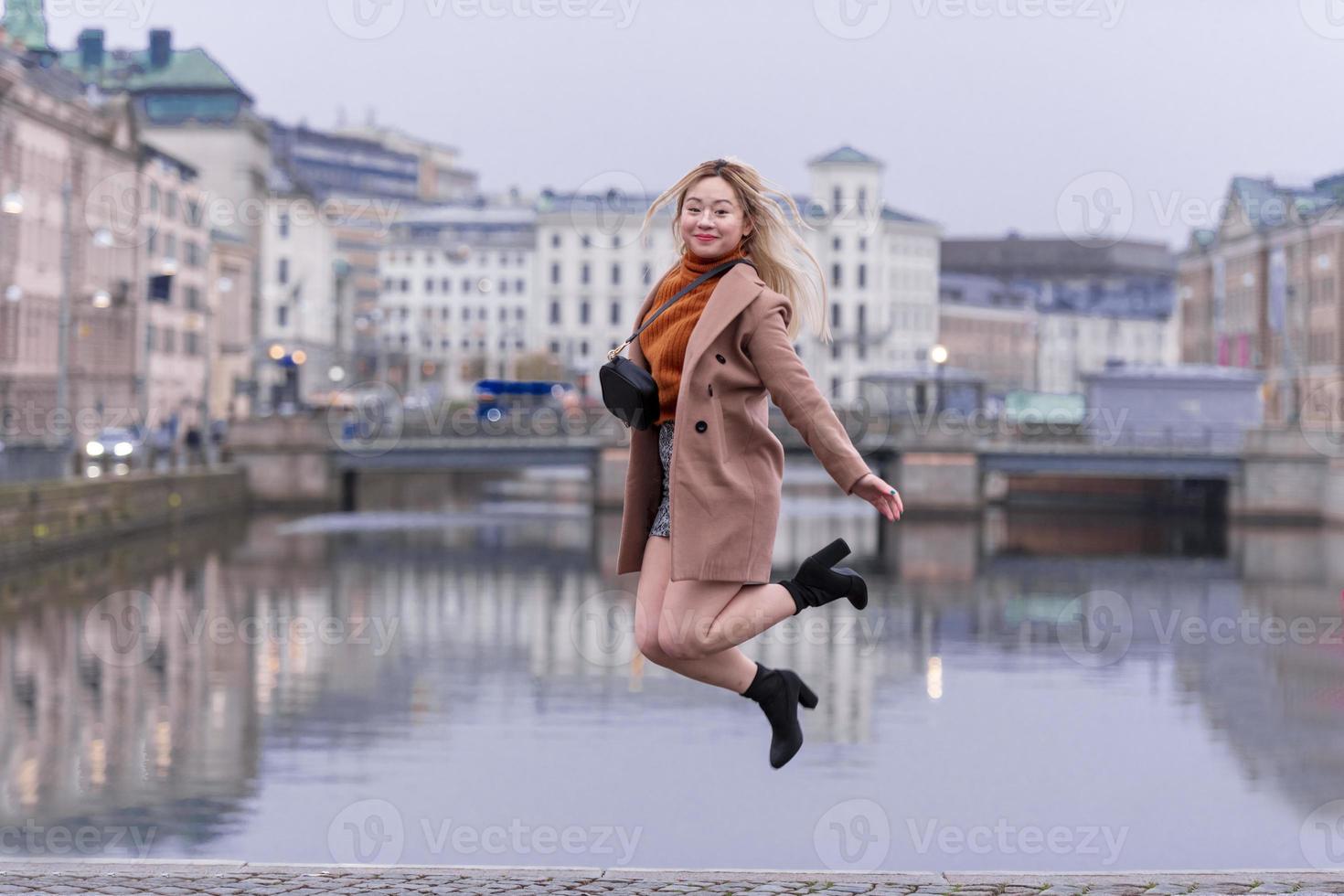 retrato al aire libre de una joven y hermosa mujer feliz de moda asiática. modelo posando al aire libre. foto