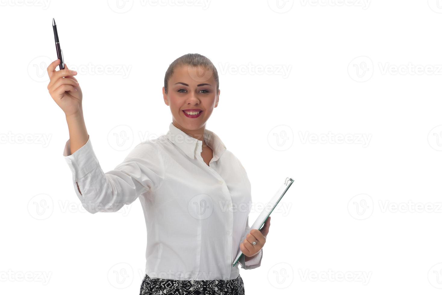 feliz joven empresaria haciendo presentación de negocios en pizarra, sonriendo, aislado sobre fondo blanco. foto