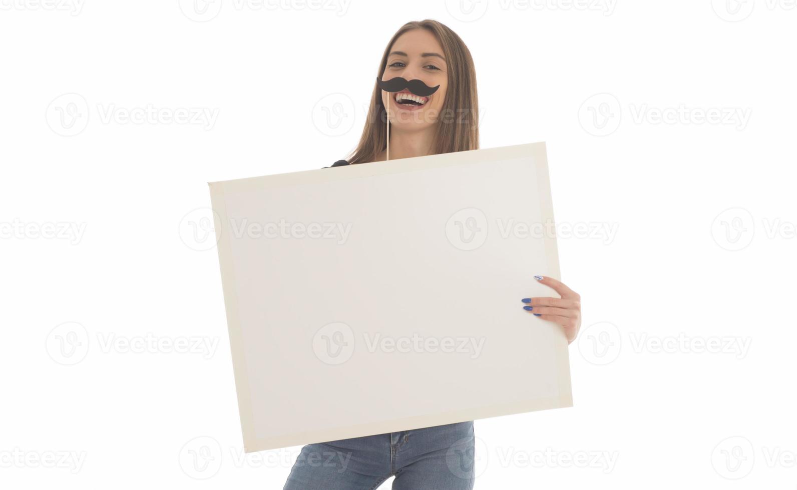 niña sonriente con cartel en blanco. retrato de estudio de mujer joven con tarjeta de muestra. aislado. foto