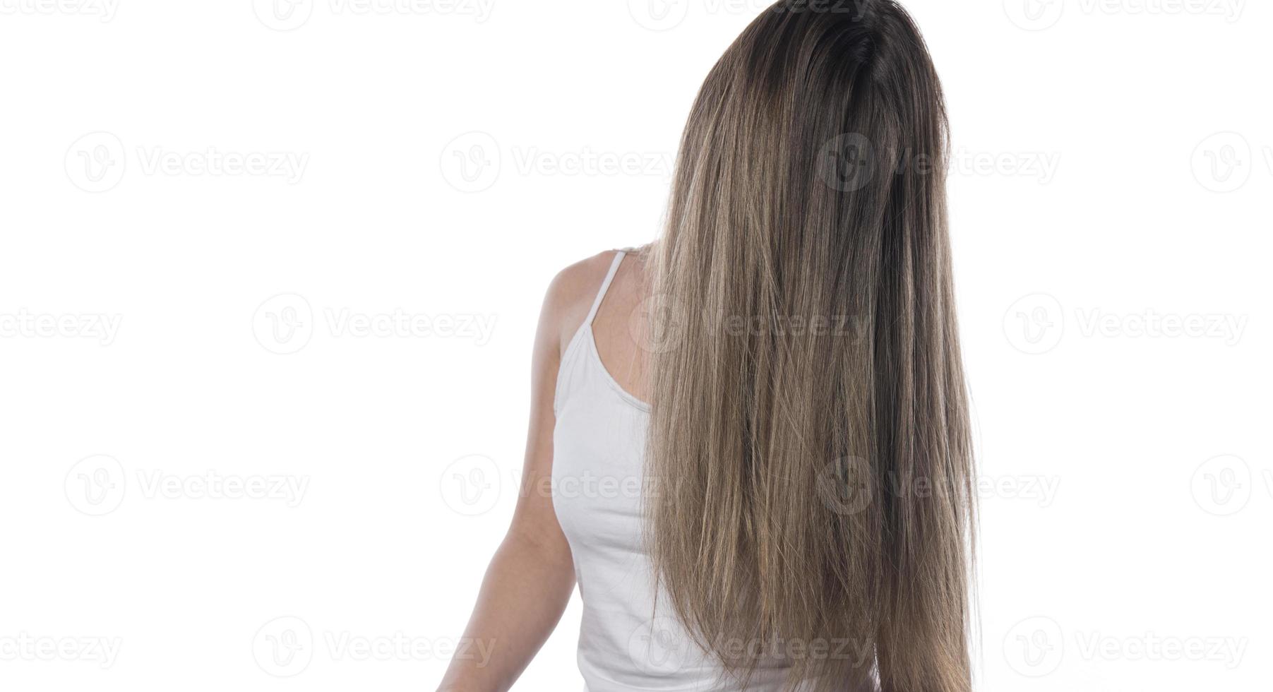 retrato de la joven con el pelo volador. aislado foto