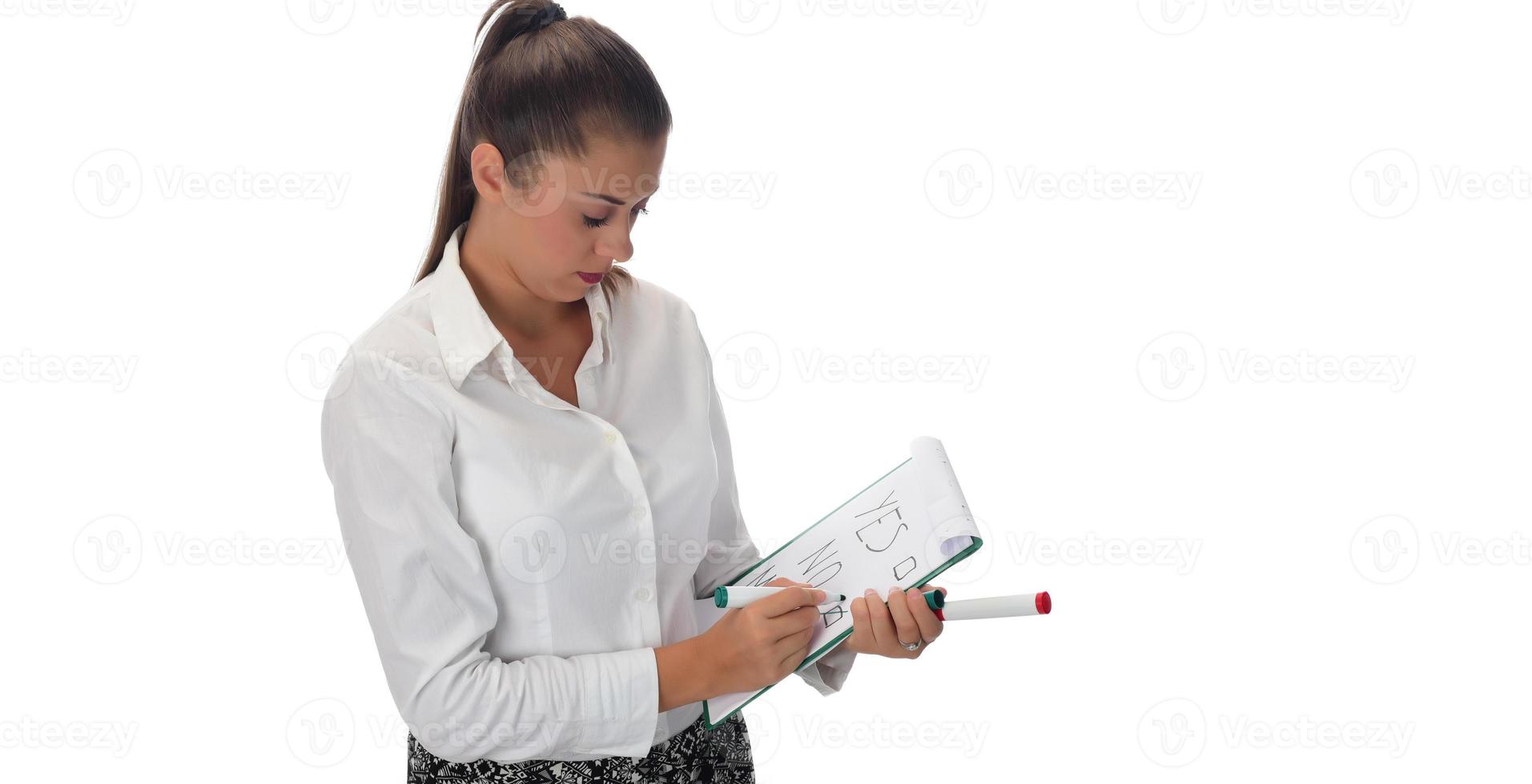 feliz joven empresaria haciendo presentación de negocios en pizarra, sonriendo, aislado sobre fondo blanco. foto