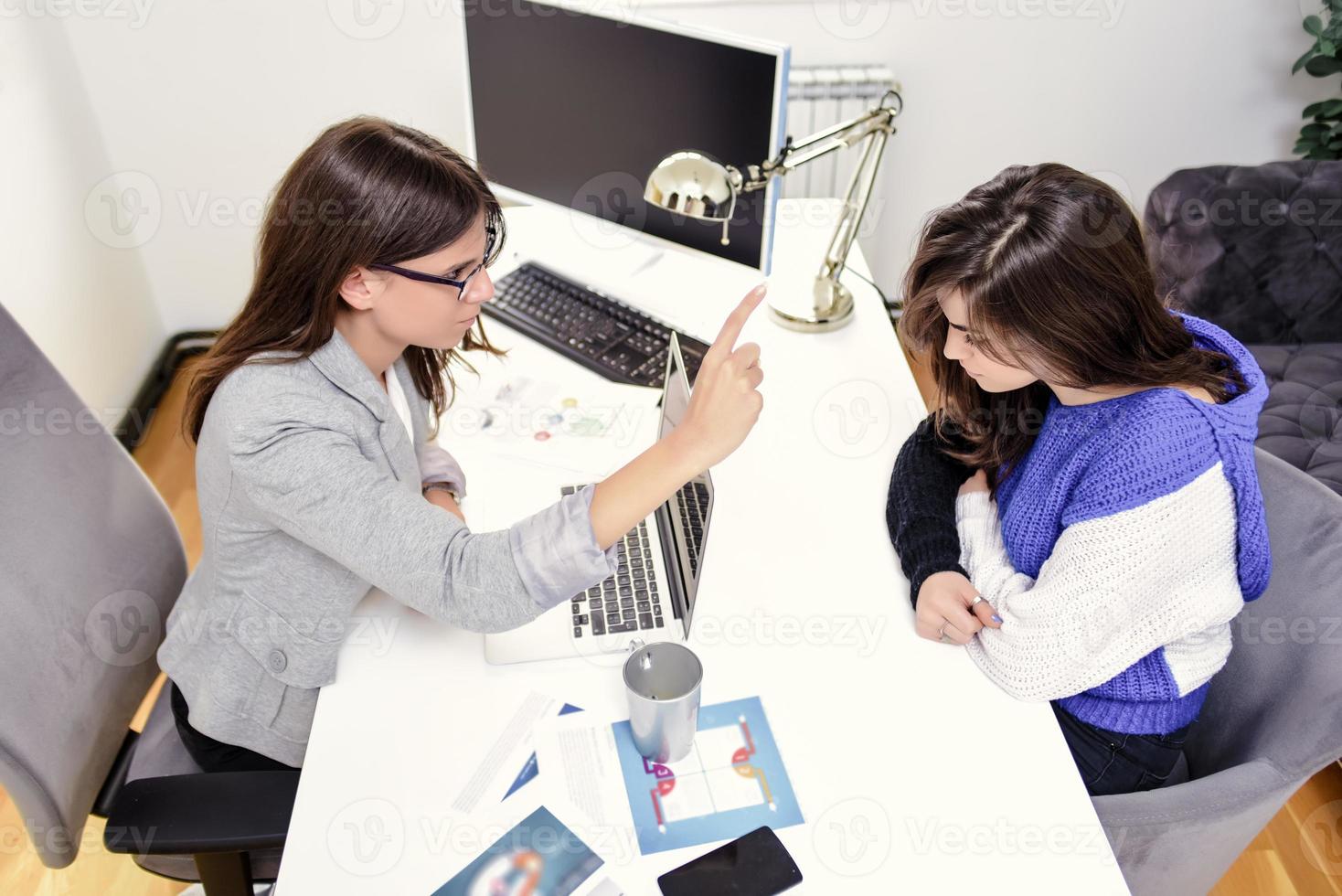 retrato de un jefe agresivo regañando y gritando a los empleados amenazando con un dedo foto