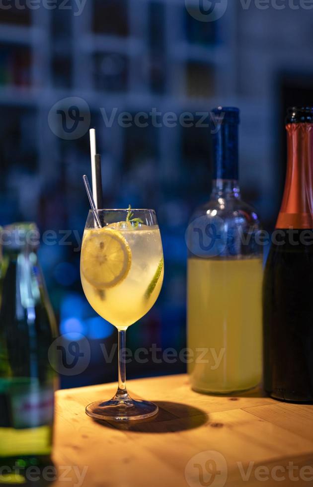 cóctel frío con lima, limón, tónico, vodka y hielo foto
