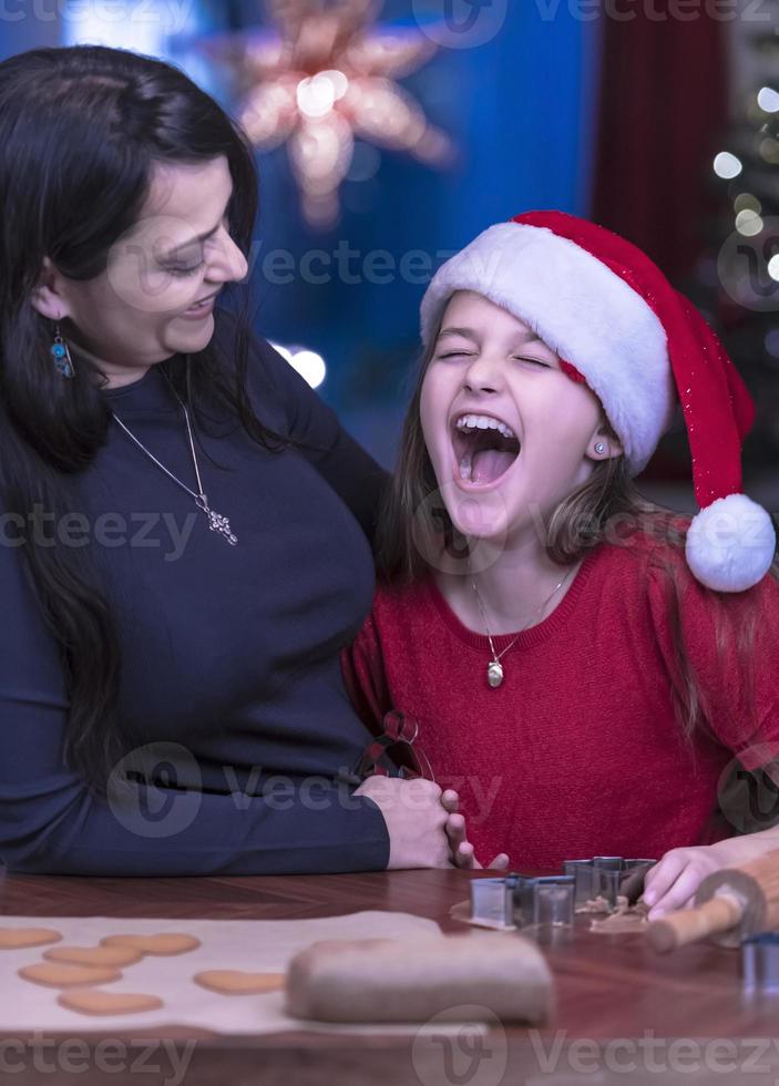 un concepto de feliz navidad. madre e hija en un estado de ánimo navideño. foto