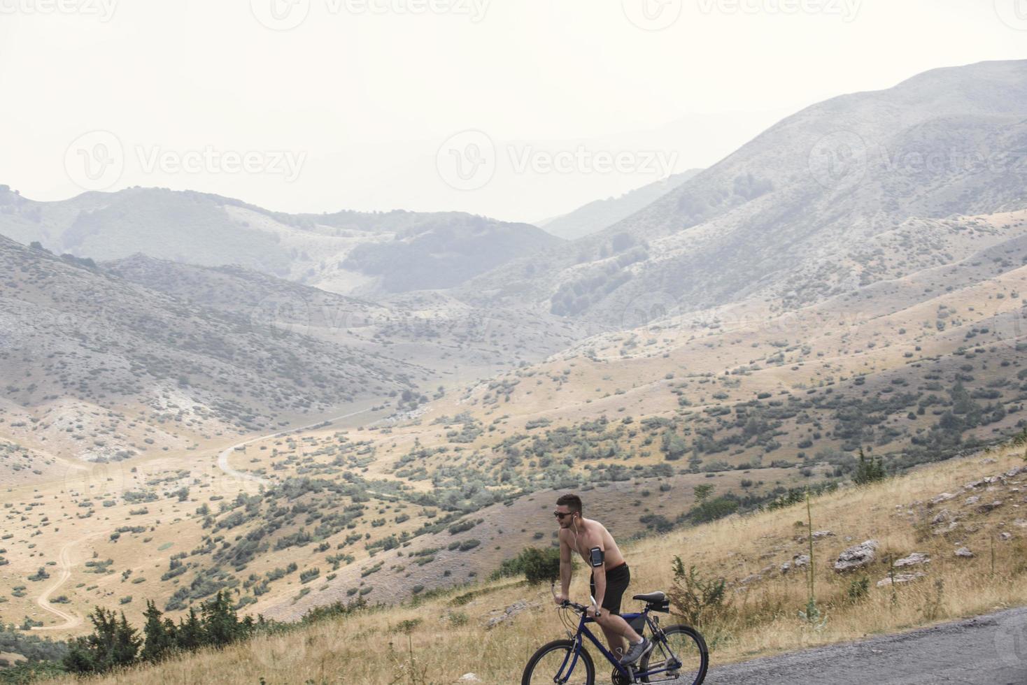 bicicleta de montaña extrema deporte atleta hombre montando al aire libre estilo de vida trailextrema bicicleta de montaña deporte atleta hombre montando al aire libre estilo de vida trail foto