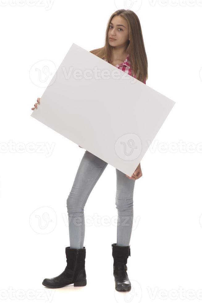 joven mujer sonriente sosteniendo una hoja de papel en blanco para publicidad foto