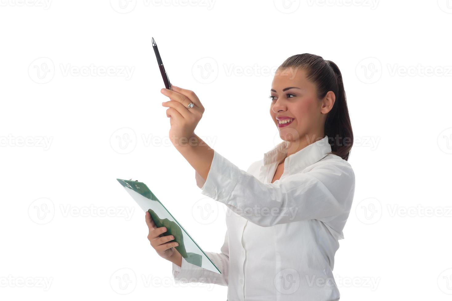 feliz joven empresaria haciendo presentación de negocios en pizarra, sonriendo, aislado sobre fondo blanco. foto