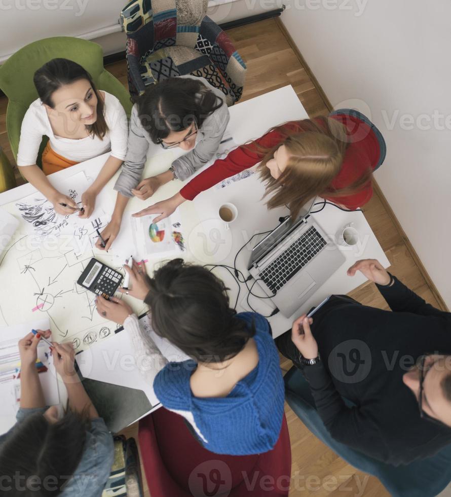 líder ejecutivo hablando con un grupo de empleados diversos felices en la reunión informativa de la oficina corporativa, foto