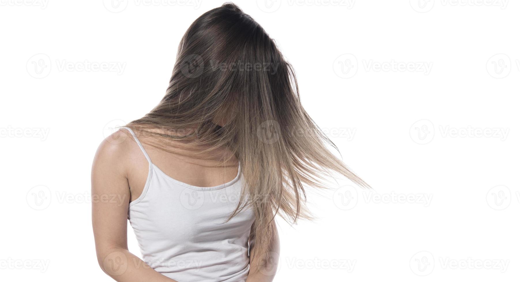 retrato de la joven con el pelo volador. aislado foto