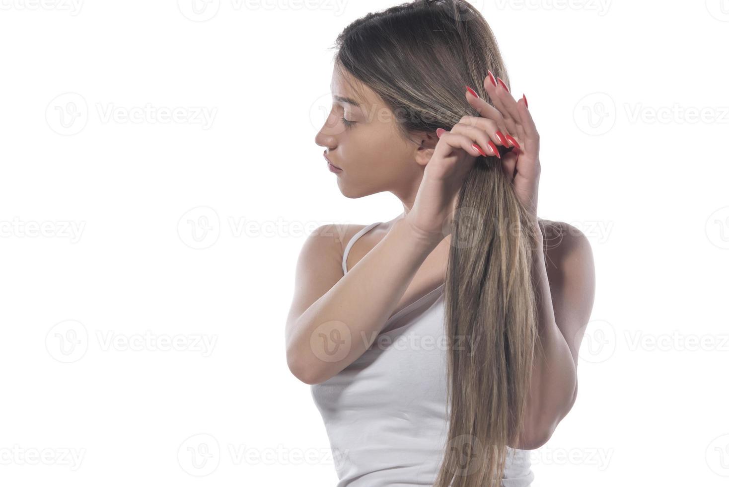 una mujer joven y hermosa se ató el pelo con una banda elástica foto