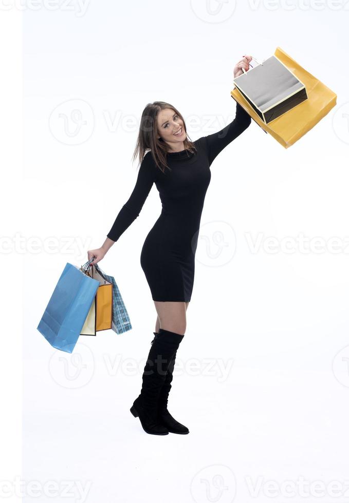 retrato, de, un, feliz, mujer joven, tenencia, bolsas de compras foto