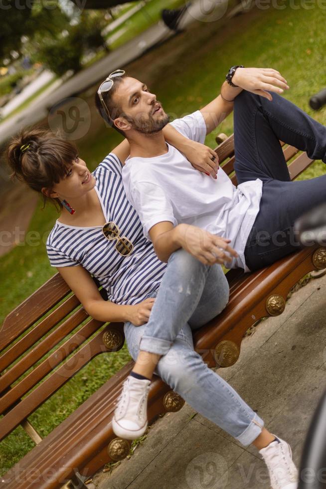 un par de turistas divirtiéndose caminando por las calles de la ciudad en vacaciones - amigos felices riéndose juntos en vacaciones - concepto de personas y vacaciones foto