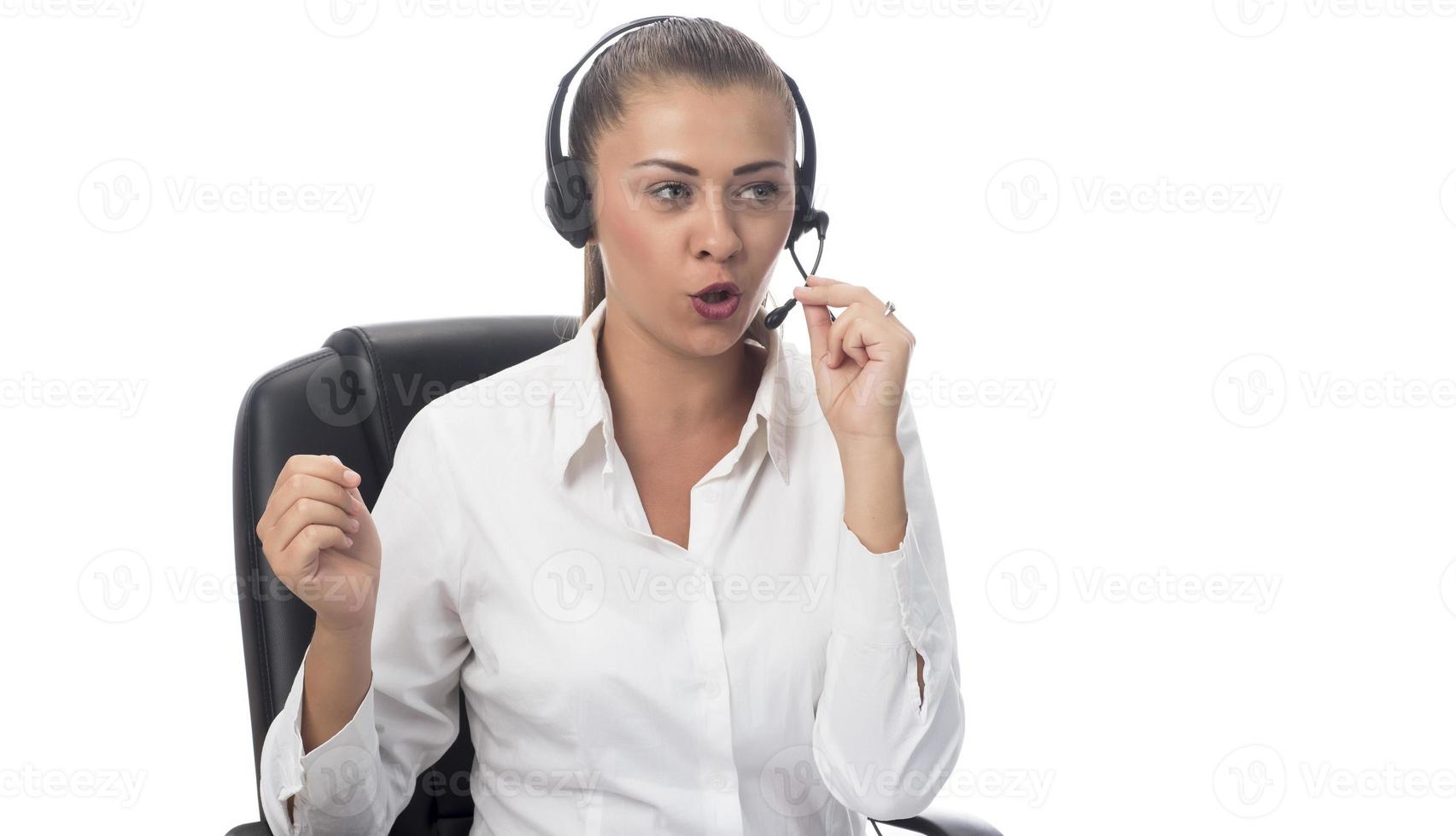 asistente personal en el negocio. trabajador de la línea de ayuda caliente. operadora de call center con auriculares en camisa blanca foto