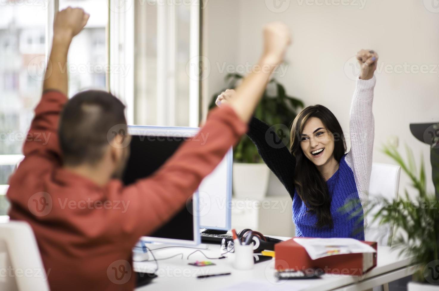 dos asociaciones que desarrollan tecnologías de programación y codificación que trabajan en computadoras portátiles y analizan juntas. foto