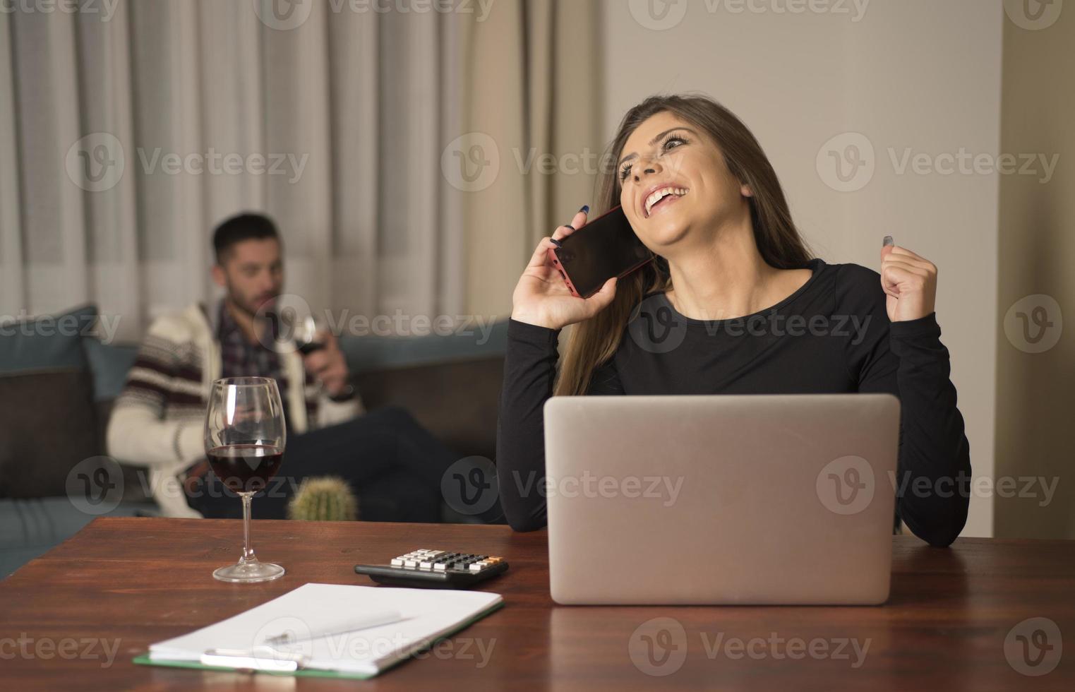 pareja joven administrando finanzas, revisando sus cuentas bancarias usando una computadora portátil. mujer y hombre haciendo papeleo juntos, pagando impuestos en línea en una computadora portátil foto
