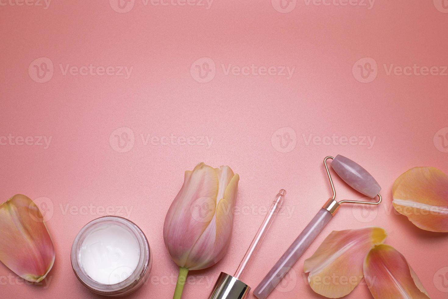 fondo de belleza con productos cosméticos faciales y pétalos, con espacio libre para texto. foto