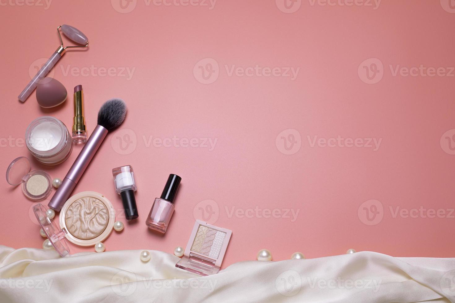 fondo de belleza rosa con cosméticos faciales, productos de maquillaje. espacio libre para texto, espacio de copia. diseño moderno, vista superior, plano. maquillaje, cuidado de la piel, concepto de belleza. foto