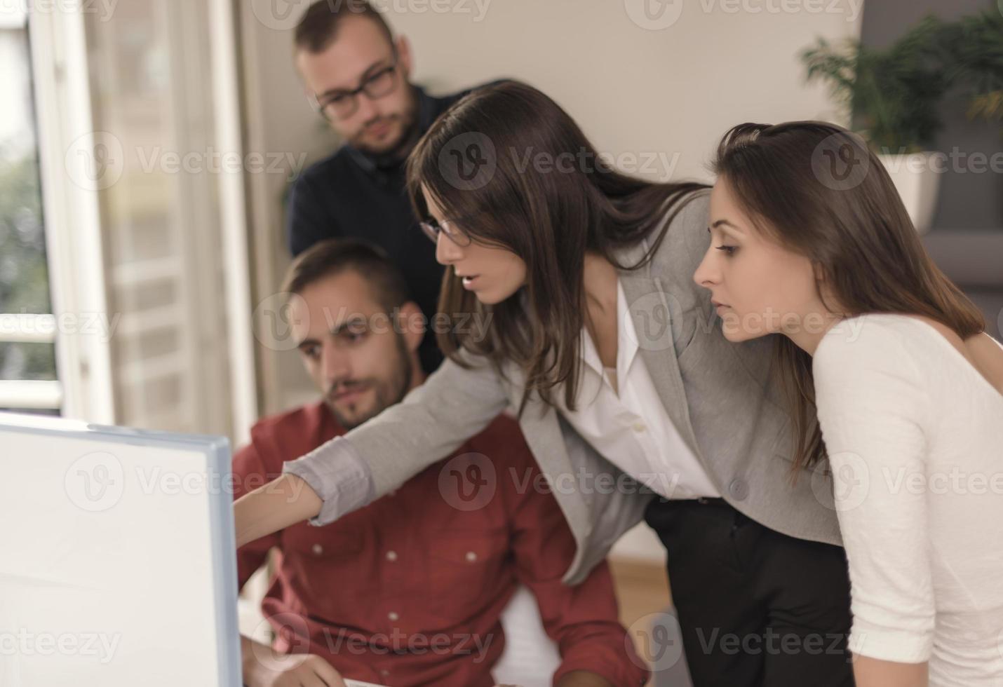 grupo de diseñadores programadores trabajando en un nuevo proyecto en la oficina. foto