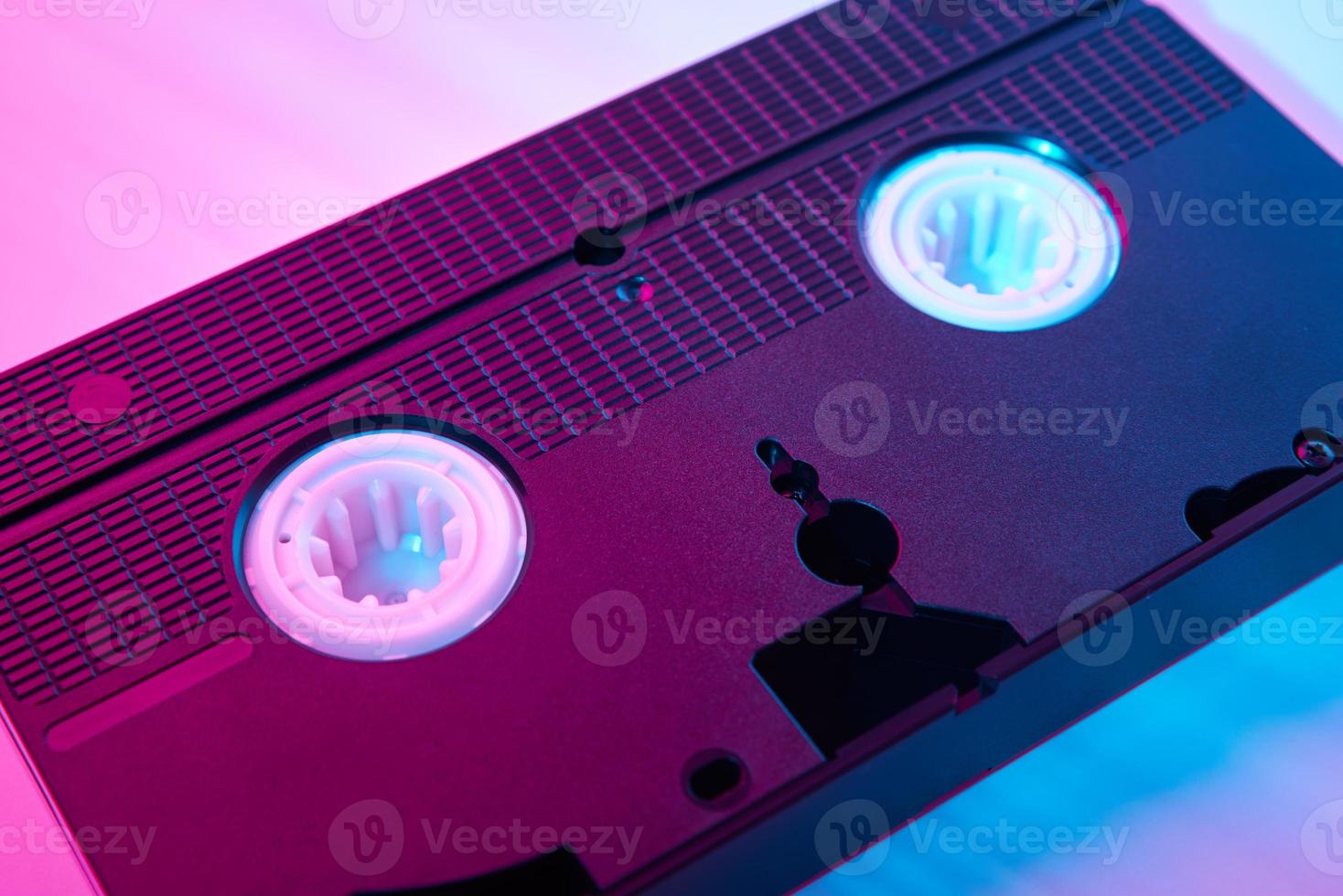 casete de vídeo sobre el fondo de color. cinta de casete vhs retro foto