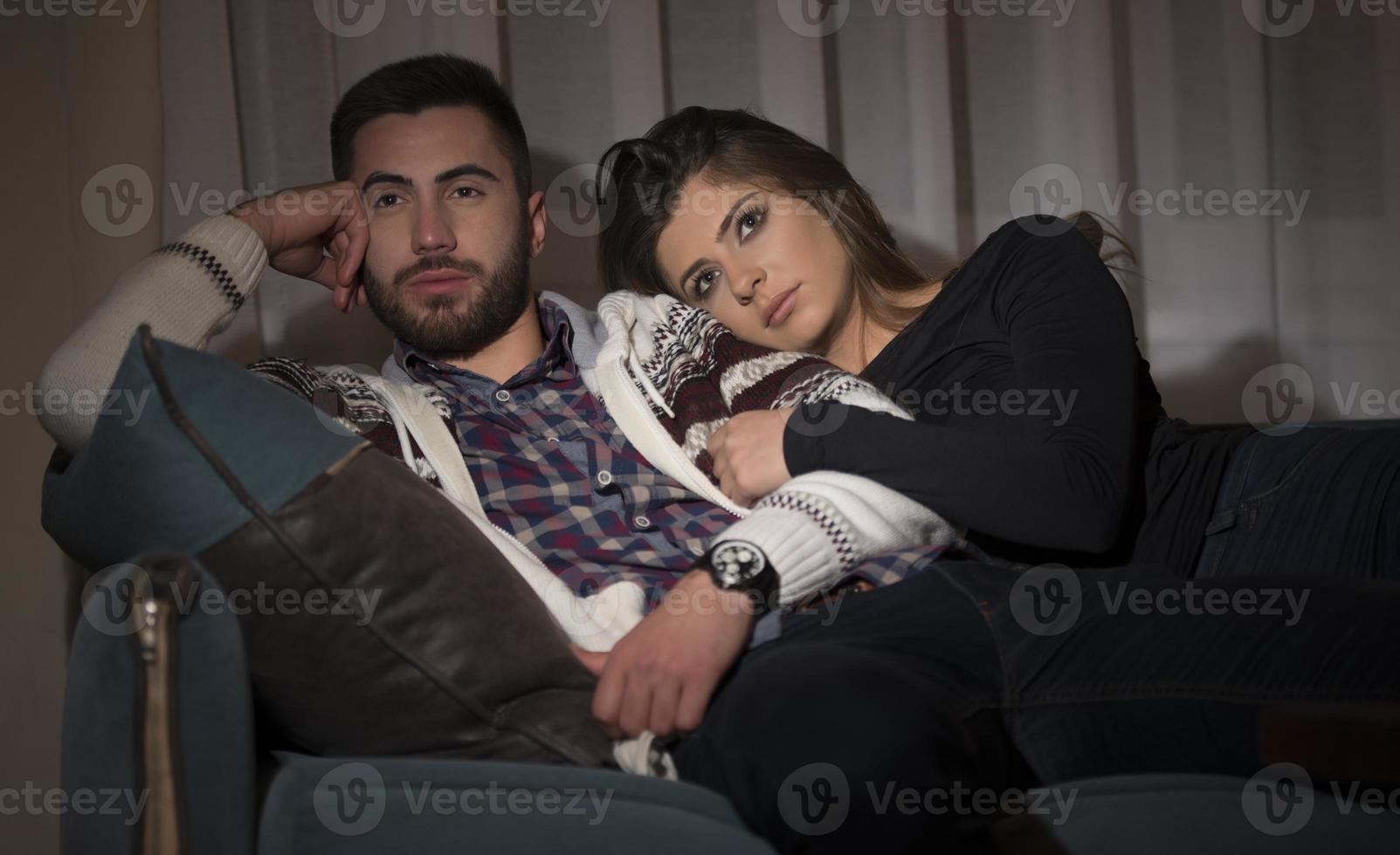 pareja divirtiéndose viendo un partido de fútbol en la televisión foto