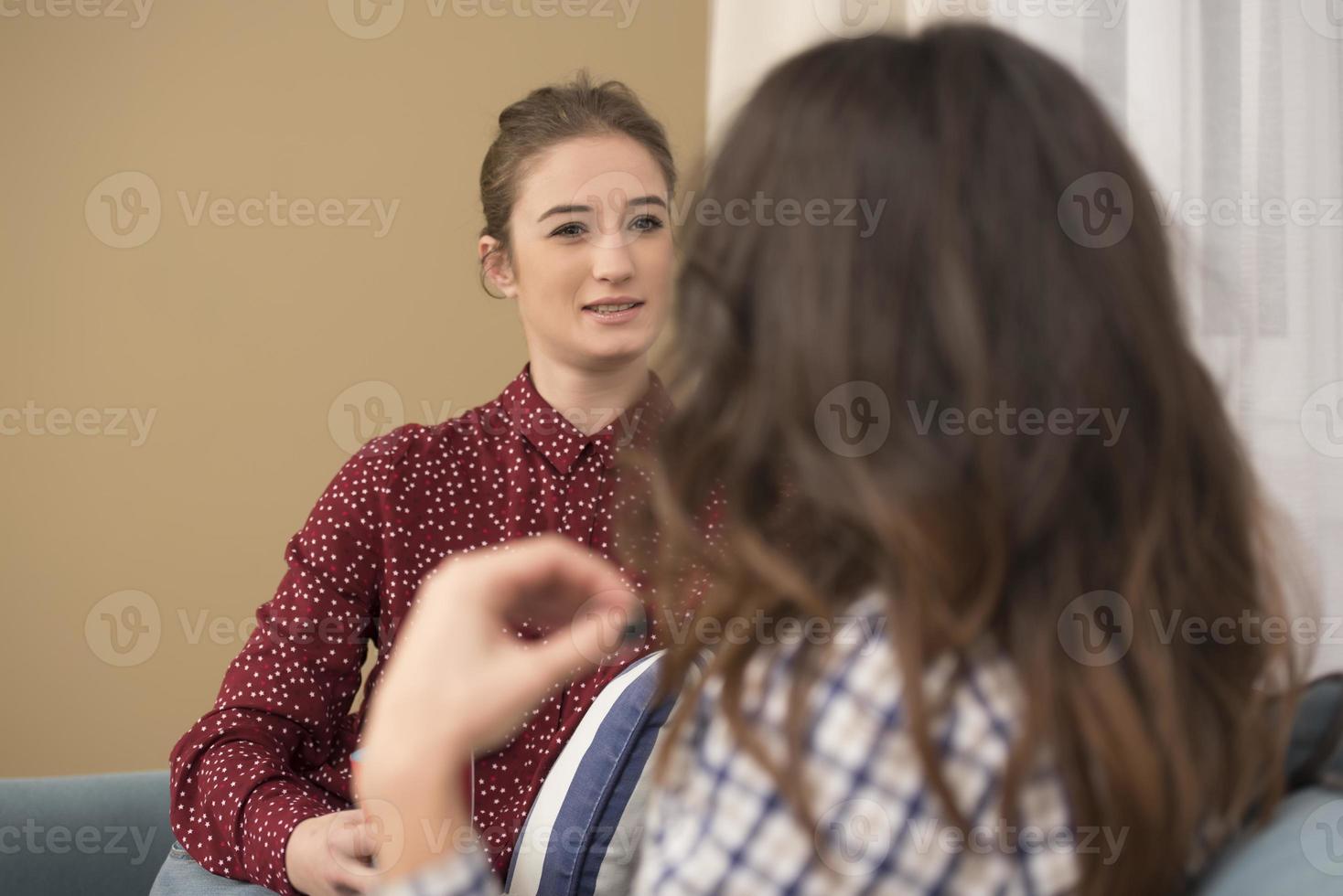 mejores amigos divirtiéndose en casa. mujeres jóvenes conversando. foto