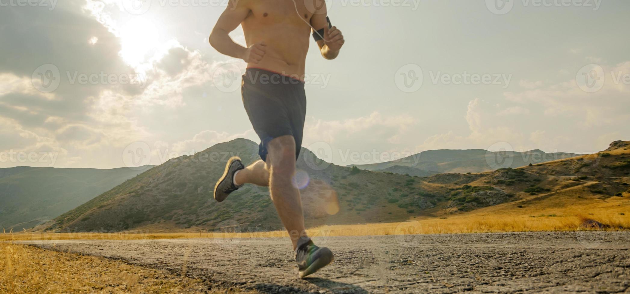 puesta de sol y joven corriendo foto