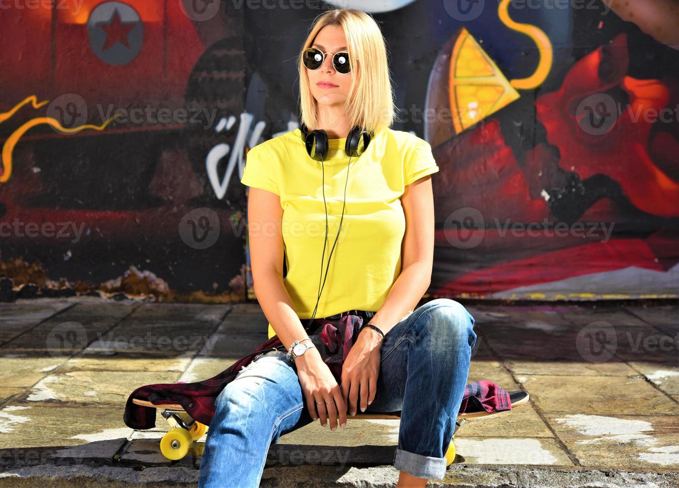 genial mujer de skate en un parque público de graffiti foto