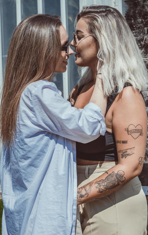 gotemburgo, suecia 07 03 2021 mujer gay sonriendo y divirtiéndose en el parque. pareja de mujeres jóvenes casadas del mismo sexo en su rutina diaria mostrando algo de afecto lgbt foto