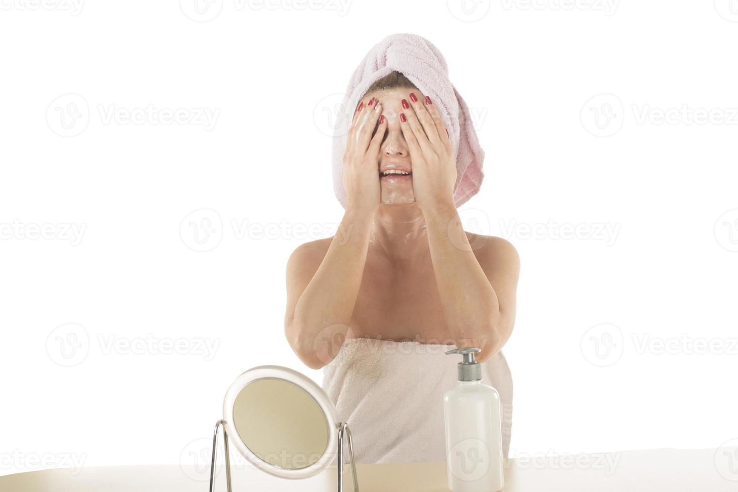 https://static.vecteezy.com/system/resources/previews/016/638/068/non_2x/attractive-young-adult-woman-apply-facial-cream-look-in-mirror-beautiful-healthy-lady-wrapped-in-towels-put-moisturizing-lifting-nourishing-day-creeme-on-soft-hydrated-moisturized-skin-in-bathroom-photo.jpg