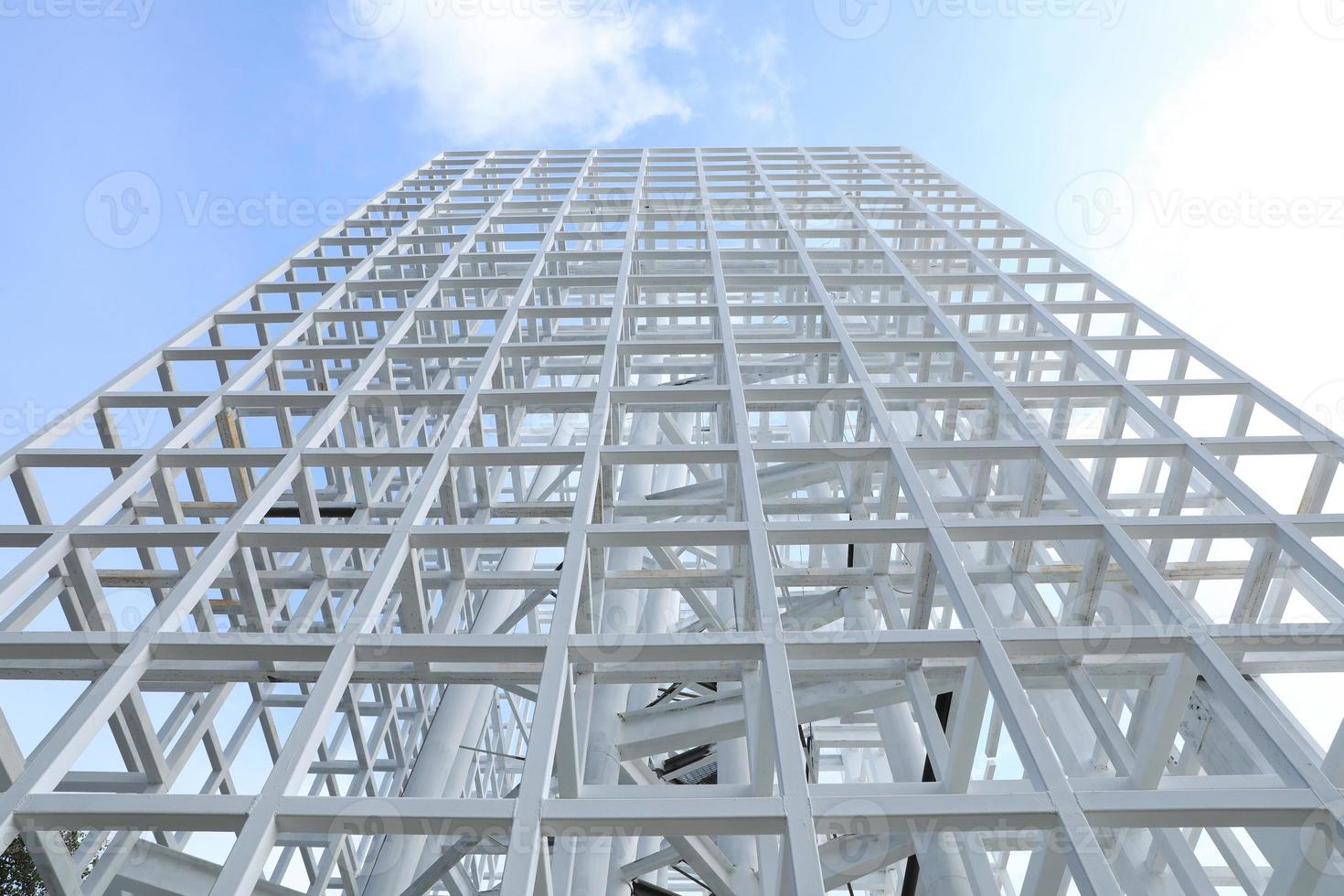 construcción de vigas de acero blanco con fondo de cielo azul foto