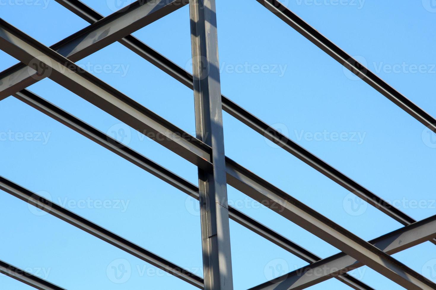 The construction of steel frame, roof, house, office building, shelter to prevent sun and rain by skilled technicians and closely supervised engineers. photo