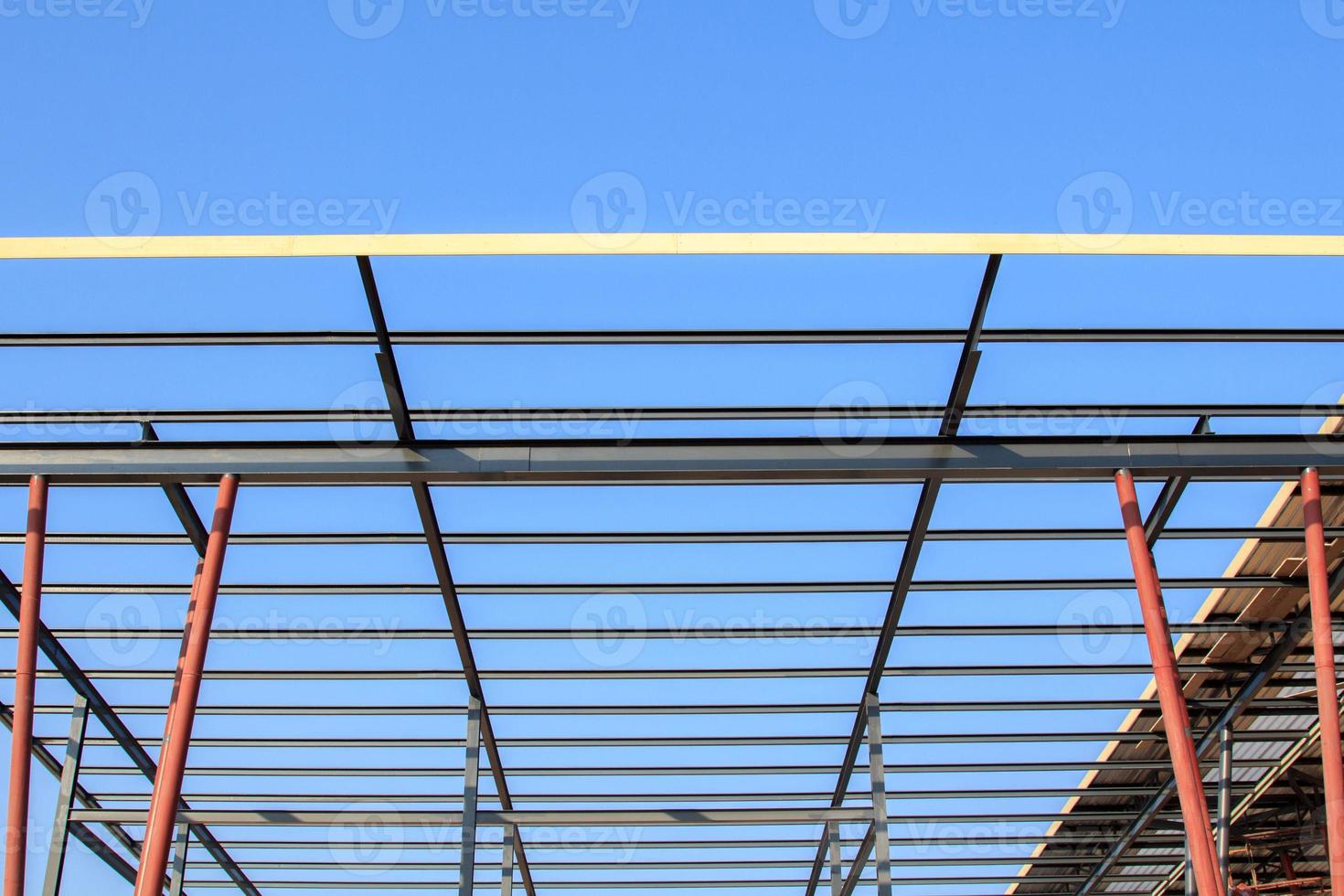 The construction of steel frame, roof, house, office building, shelter to prevent sun and rain by skilled technicians and closely supervised engineers. photo