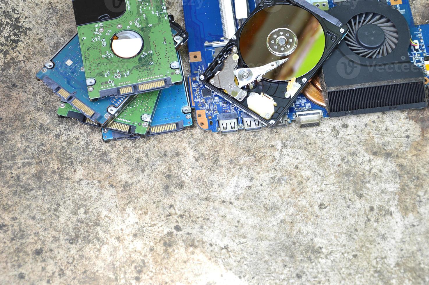 2.5-inch hard disk drives are still popular. photo