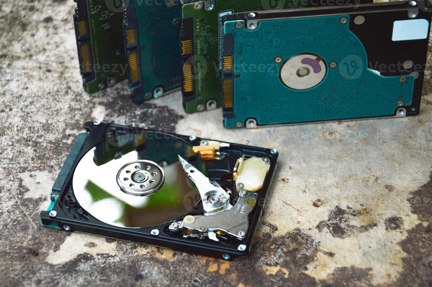 2.5-inch hard disk drives are still popular. photo