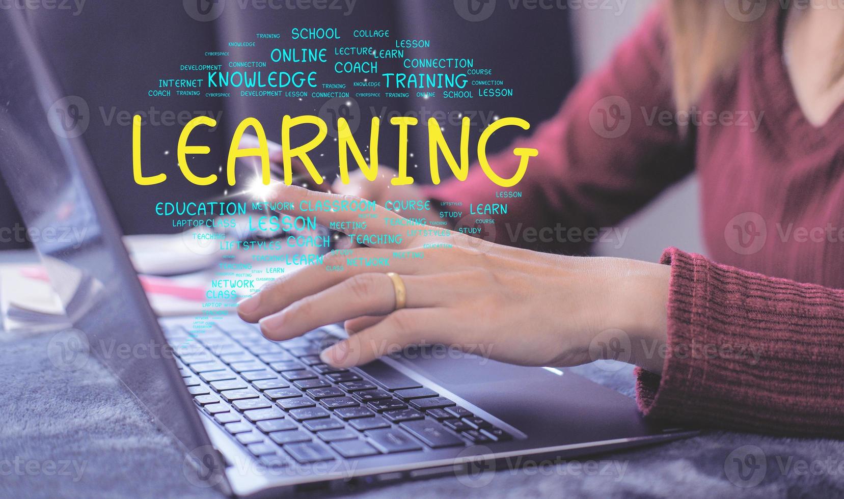 concepto de educación e-learning aprendizaje en línea con seminarios web, tutoriales en video, lecciones en Internet foto