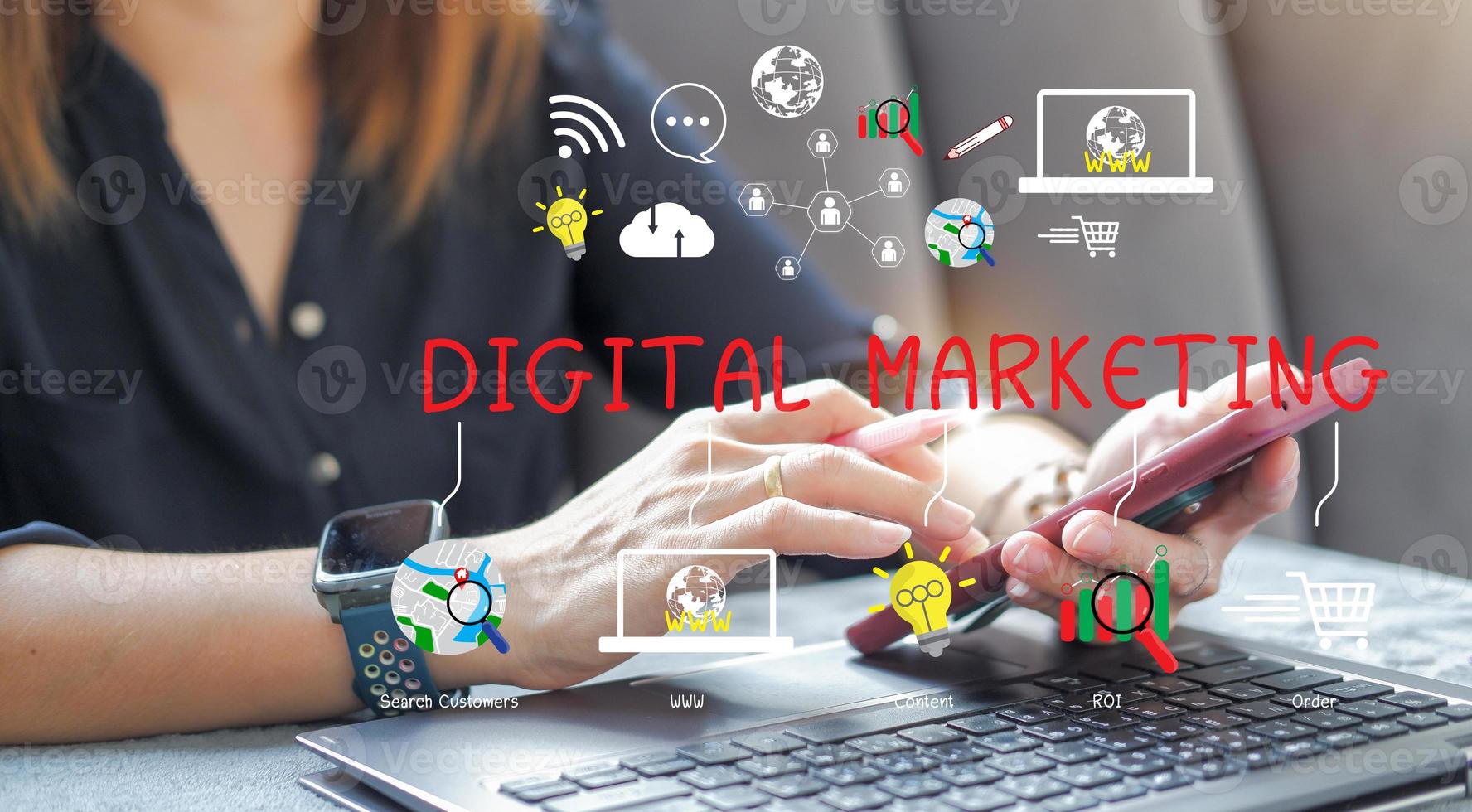 los materiales de marketing digital de concepto anuncian su sitio web, correo electrónico, red social, seo, video, aplicación móvil con íconos y analizan el roi y la estrategia. foto