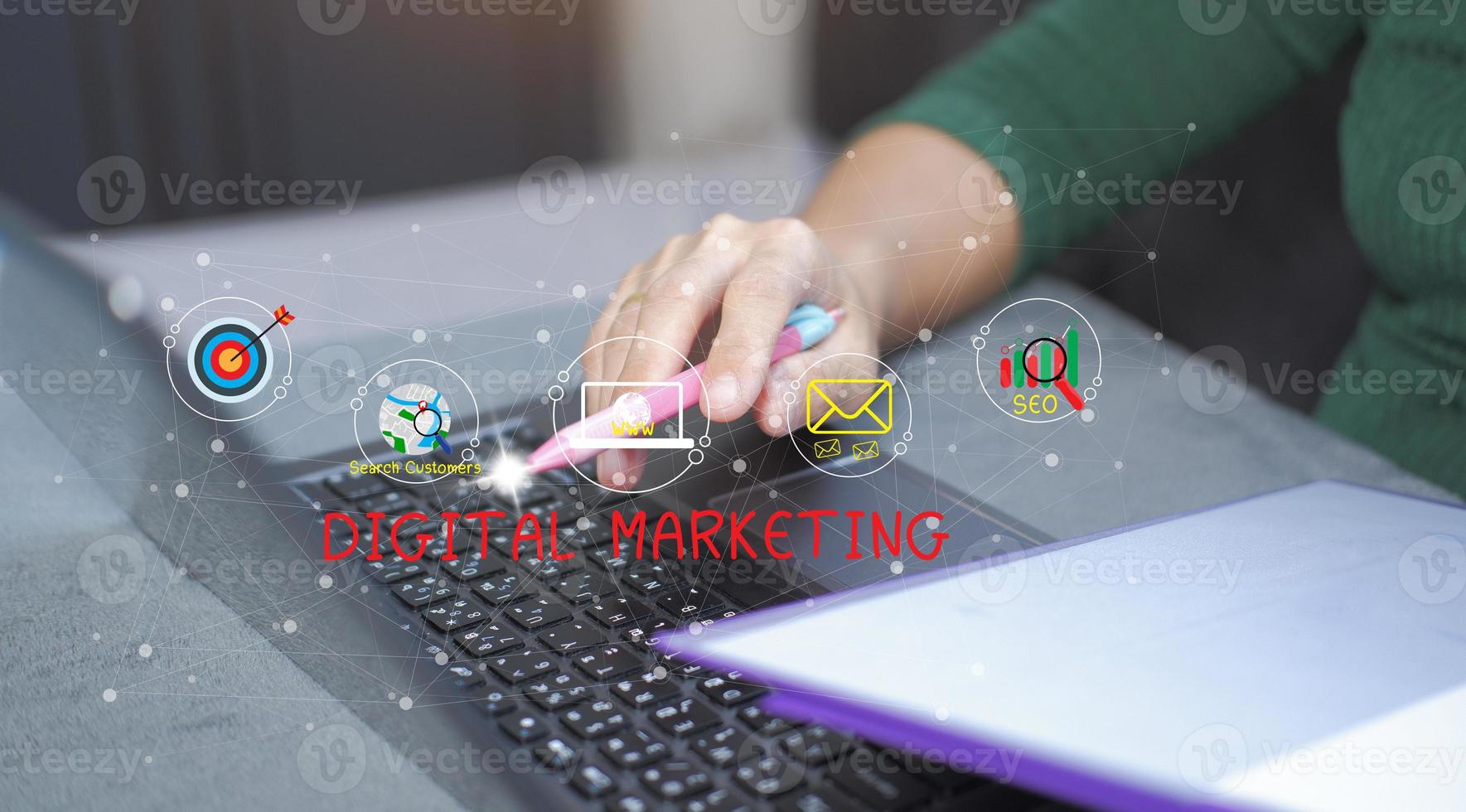 los materiales de marketing digital de concepto anuncian su sitio web, correo electrónico, red social, seo, video, aplicación móvil con íconos y analizan el roi y la estrategia. foto