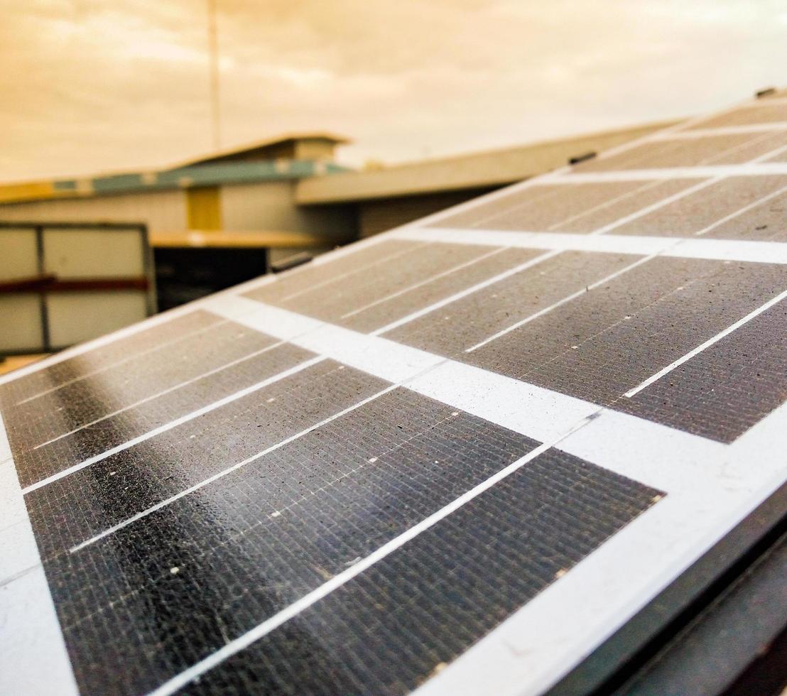 Las superficies sucias de las células solares contienen mucho polvo. había mucha luz solar, estaba nublado. foto